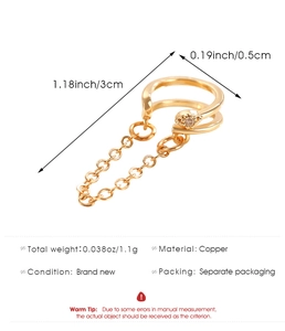 Detailansicht einer vergoldeten Ohrmanschette mit Kettenteil und Marquise-Diamant-Anhänger