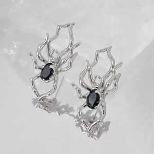 Detailansicht der Spinnen-Ohrringe in Silber mit schwarzem Stein und Gothic-Punk-Design