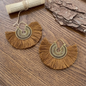 Pendientes bohemios vintage en forma de abanico con borlas marrones y metal dorado