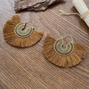 Pendientes bohemios de abanico con discos de metal dorado calado y borlas marrones largas
