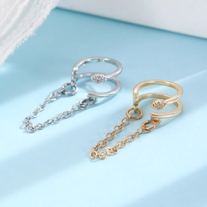 Detail von französischer Vintage Ohrmanschette mit Quastenkette und Zirkonia-Auge