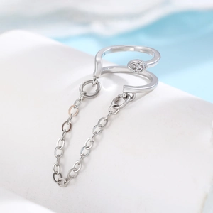 Silberne Ohrmanschette im C-Design mit funkelndem Stein und eleganter Metallkette
