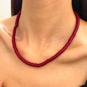 Detail einer böhmischen Halskette mit roten Heishi-Scheibenperlen an einem Model