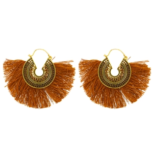 Pendientes bohemios en forma de abanico con metal dorado y flecos de seda color marrón