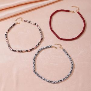 Dreiteiliges Boho-Perlenhalsketten-Set mit bunten Tonscheiben und goldenen Verschlüssen