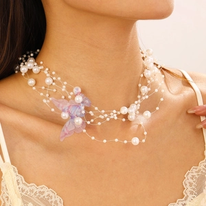 Elegante mehrlagige Perlenkette mit lila Organza-Schmetterling für festliche Brautmode