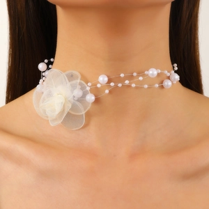 Halskette im französischen Stil mit Perlen und weißer Organzarose für einen eleganten Look