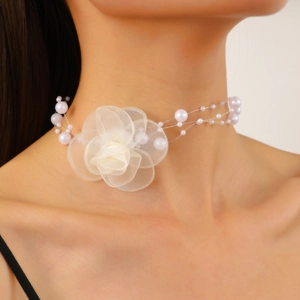 Mehrlagige Perlen-Choker-Halskette im französischen Stil mit großer weißer Tüllblüte