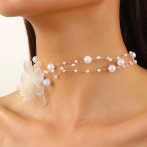 Elegantes Perlen-Choker-Halsband mit weißer Netzhautrose und mehrsträngigem Design