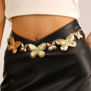 Gros plan détaillé d'une chaîne de taille dorée avec motifs de papillons métalliques