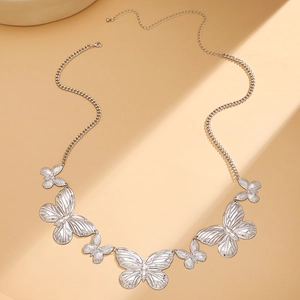 Chaîne de corps papillon argentée punk avec pendentifs en métal sur une ceinture à maillons