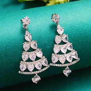 Eleganti orecchini a forma di albero di Natale con zirconi a cuore scintillanti