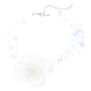 Elegante Perlenkette im französischen Stil mit einer großen weißen Tüllrosenblüte als Anhänger