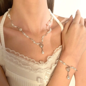 Retro-Perlenhalskette und Armband-Set mit hohlem Herzanhänger und Wassertropfen-Perle
