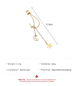 Detailansicht eines 11,5 cm langen goldfarbenen Ohrclips mit Stern- und Mondanhängern