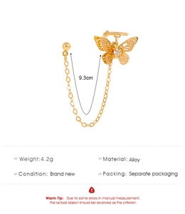 Detailansicht der hohlen Schmetterlings-Ohrmanschette mit 9,3 cm goldener Quastenkette