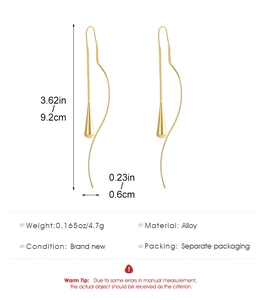 Detailansicht der goldenen Wellenohrringe mit Quastenkette und Größenangaben in der Grafik