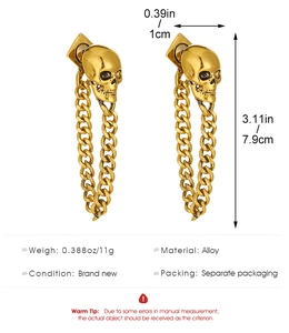 Detailansicht der Vintage Gold Totenkopf Ohrringe mit Panzerkette und Legierungstextur