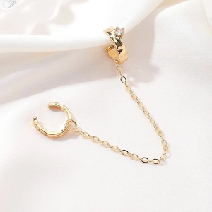Detail der goldfarbenen Earcuffs mit Wellenstruktur, feiner Kette und Zirkonia-Einlage