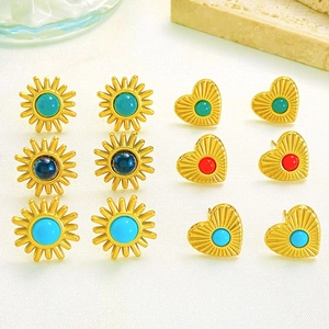 Vintage vergulde oorknoppen set met turkoois en zon- en hartmotieven op wit zijde