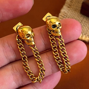 Gothic-Totenkopf-Ohrringe in Gold mit Gliederkette und realistischer Schädelform