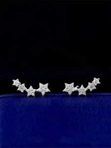 Detailansicht der silbernen Stern-Ohrklemmen mit funkelnden Zirkonia auf schwarzem Display