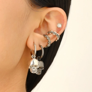 Makroaufnahme von 5er-Set Silber-Punk-Ohrringen mit Totenkopf-Anhängern und Cuffs