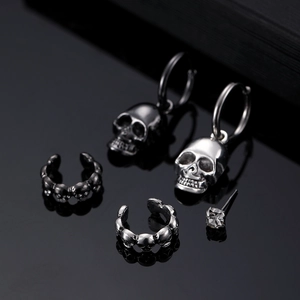 Ohrring-Set im Gothic-Punk-Stil mit Totenkopf-Anhängern und Ear Cuffs in Chrom-Optik