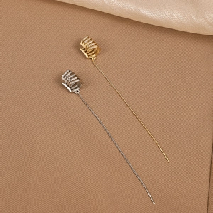 Detailaufnahme eleganter Quastenkette-Ohrringe mit glitzernden Zirkonia-Ohrmanschetten
