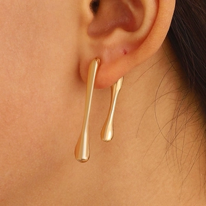 Minimalistische goldene Tropfenohrringe mit fließenden Linien und polierter Oberfläche