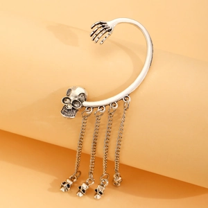 Gotische Retro-Silber-Ohrmanschette mit langen Metallketten und Totenkopf-Anhängern