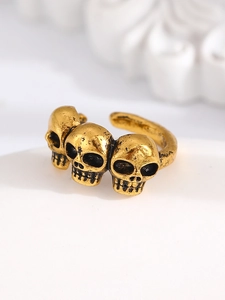 Nahaufnahme des Vintage Gold-Totenkopfrings mit drei Schädeln im Punk-Stil