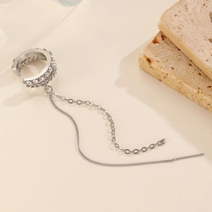 Detailansicht der silbernen Ohrmanschette mit Zirkonia und eleganten langen Ketten