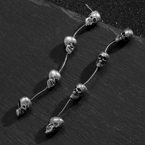 Detailansicht der Vintage Totenkopf Ohrringe mit Kette und gotischen Metallschnitzereien