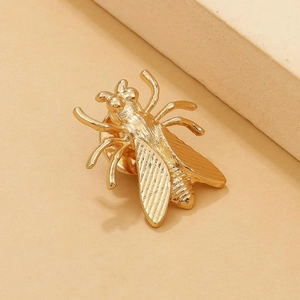 Broche abeille dorée minimaliste avec des ailes détaillées et une texture métallique