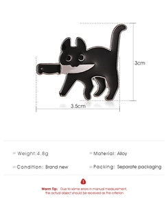 Détail de la broche chat noir émaillé avec couteau, dimensions de 3,5 cm x 3 cm
