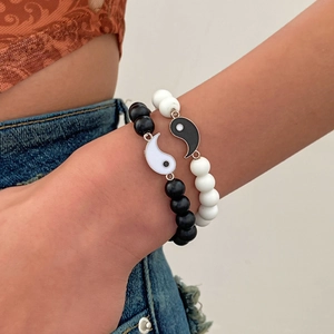 Primer plano de pulseras Yin Yang con cuentas mates negras y blancas para parejas