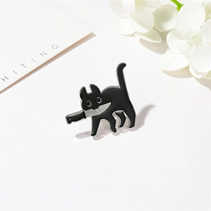 Broche chat noir avec couteau en émail, accessoire animal mignon au style minimaliste