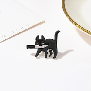 Broche Créative Humoristique Chat Noir Tenant un Couteau en Émail Badge en Alliage d'Animal pour Décoration de Vêtements