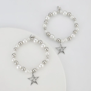 Vista detallada de pulseras de cuentas para la amistad con estrellas y corazones