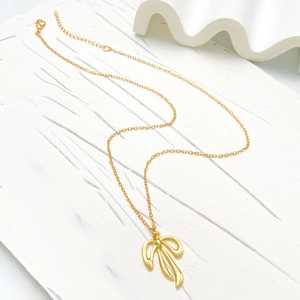 Details einer goldenen Schleifenkette mit fließendem Anhänger und Karabinerverschluss