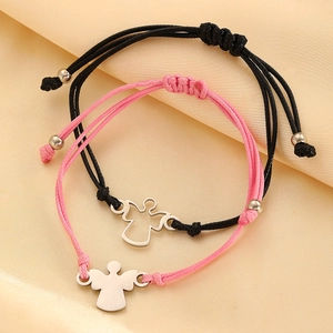 Detalle de pulseras ajustables con dije de ángel en negro y rosa con cordón tejido y cuentas de metal