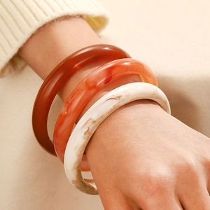 Three-piece set of retro marble pattern acrylic bangles for women on a wrist