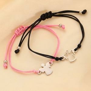 Detalle de pulseras de la amistad ajustables con cuerdas tejidas rosas y negras y ángeles