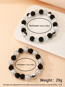 Vista detallada de pulseras elásticas de amistad con dijes de Yin Yang y cuentas de piedra