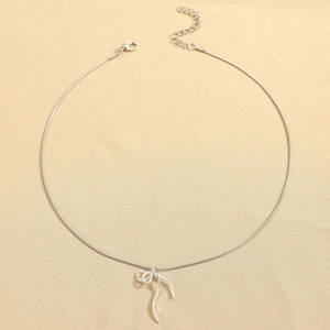 Detailansicht der silbernen Schleife mit Schlangenkette und verstellbarem Verschluss