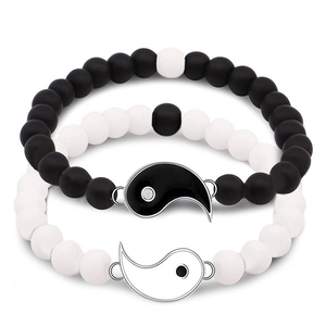 Pulseras de pareja Yin Yang en cuentas blancas y negras con diseño minimalista y equilibrado
