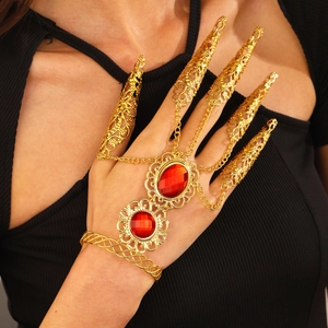 Detalle de armadura de dedo dorada con gemas rojas para traje de danza del vientre