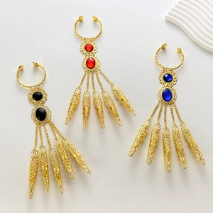Goldene Ethno-Fingernagel-Armbänder mit bunten Edelsteinen für Bauchtanz-Aufführungen