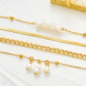 Set de collares dorados con perlas barrocas, cadena de serpiente y eslabones cubanos